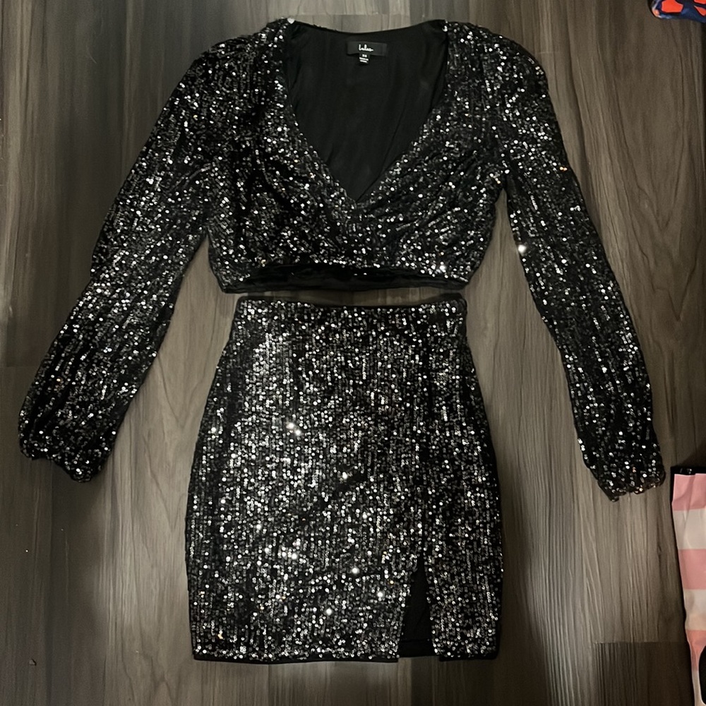 Super fun two piece sequence outfit. Looks really good with kirra kirra filter